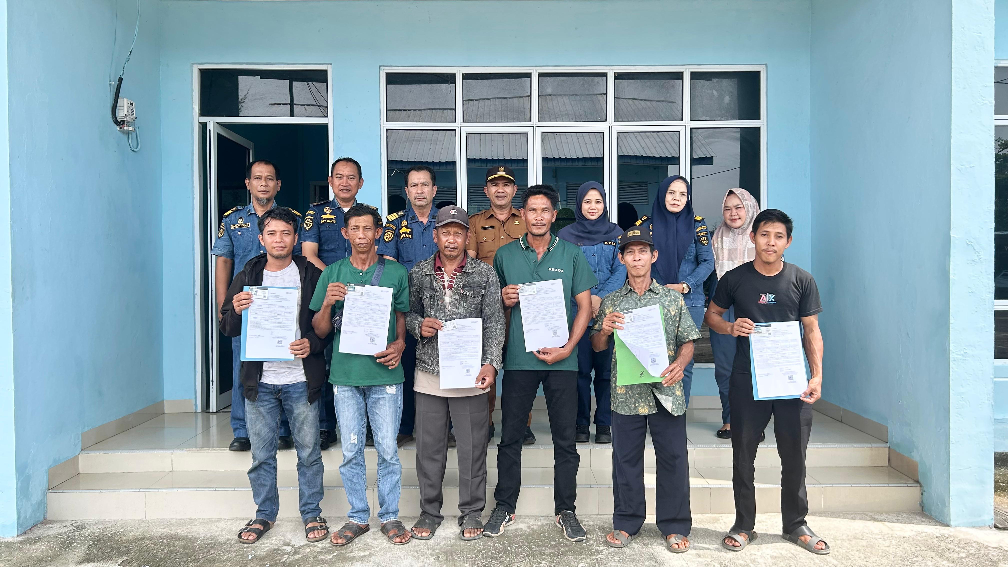 Kantor KSOP Kelas I Dumai Menyerahkan E-Pas Kecil Kepada Para Nelayan di Wilker Batu Panjang - Rupat